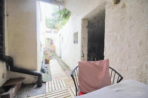 Patio Area to Store &amp; Parapit