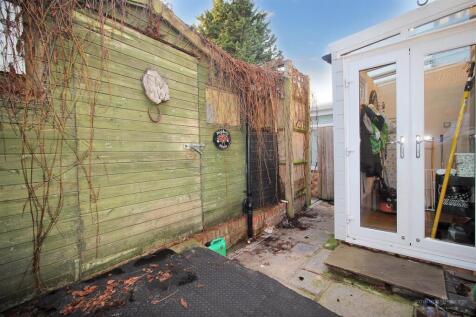 Side Area With Workshop/Shed