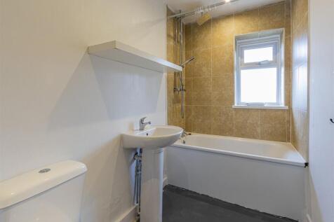 Heol Gwynno bathroom-1.jpg