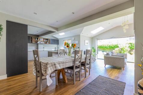 Baynton Close 15-21.jpg