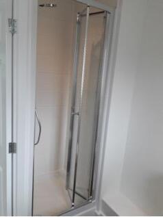 en-suite shower.jpg
