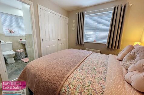 Master Bedroom/En...