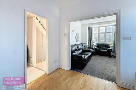 Living Room/Hallw...