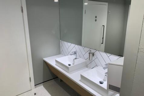 Jackson House - Showers