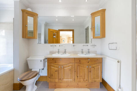Main En-suite Bathroom