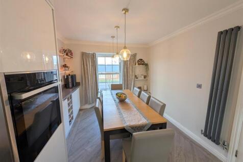Kitchen/ Dining Room