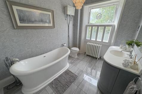 Main Bathroom/ WC