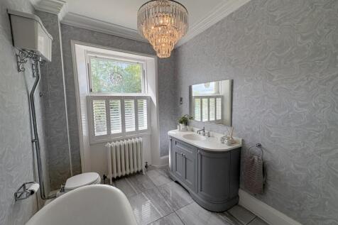 Main Bathroom/ WC