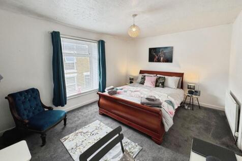 pbox-bedroom-330967.jpg