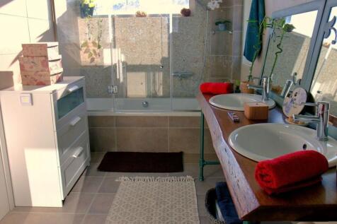 Main bedroom ensuite
