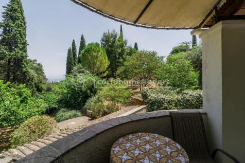 Side terrace