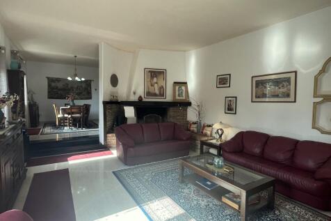 Sitting room to dining room