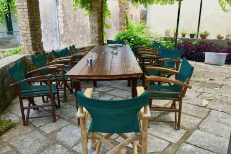 Dining area under the pergola 