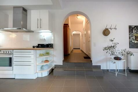 Kitchen to hallway