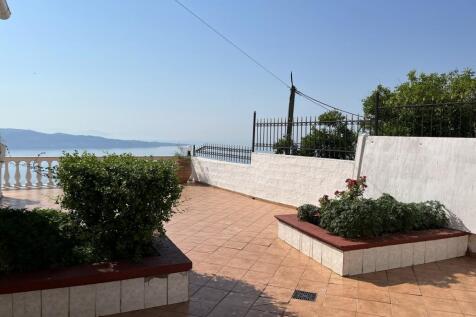 Side terrace