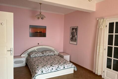 Main front bedroom