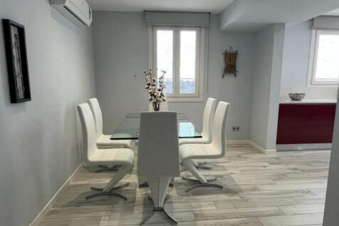 Dining to kitchen