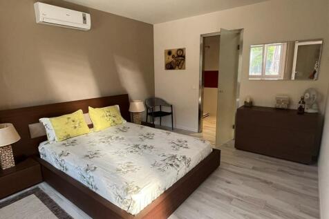 White/brown bed