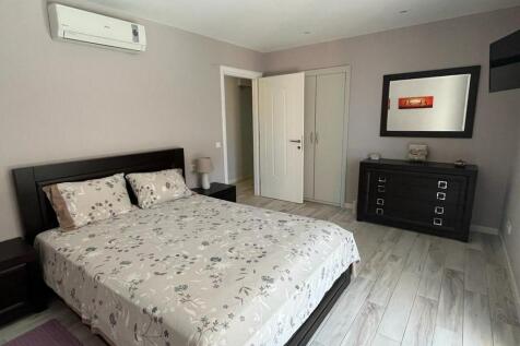 Black/white bed