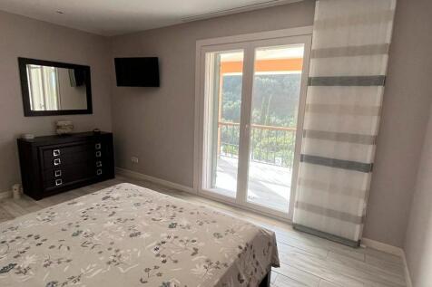 Black/white bed