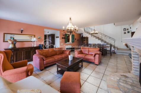 Sitting room to entrance