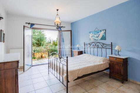 Large downstairs bedroom