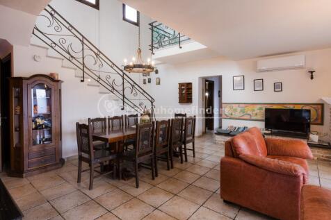 Dining to stairs