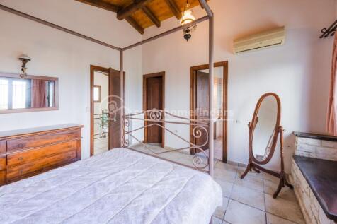 Upstairs bedroom to ensuite/wardrobe