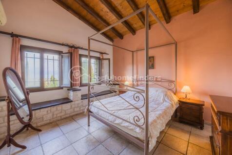 Usptairs bedroom