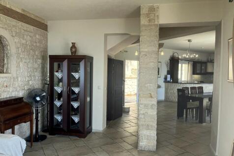 Sitting room to dining room