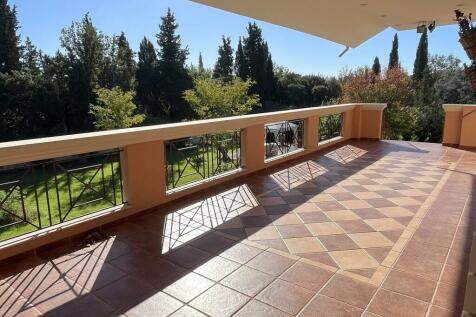 Covered terrace overlooking bbq