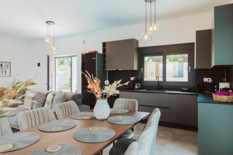Dining to kitchen