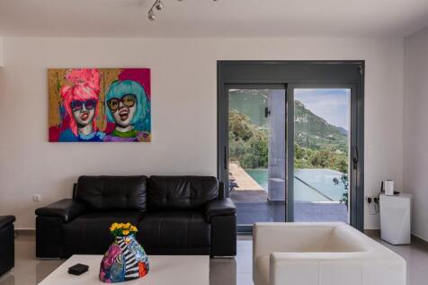 Sitting room to pool