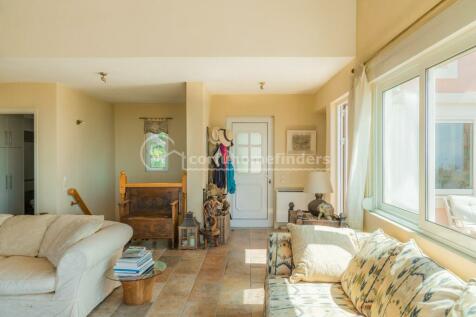 Sitting room to entrance