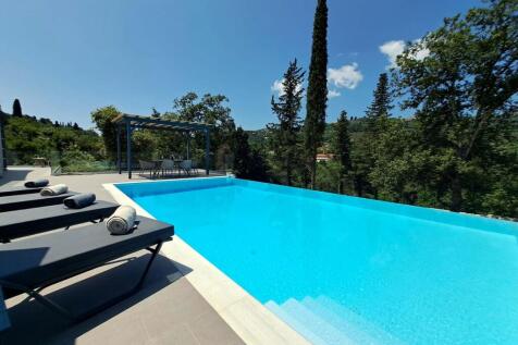 Pool to eating area