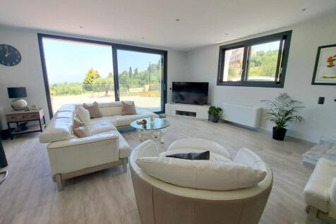 Sitting room to view