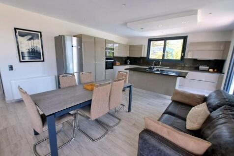 Dining room to kitchen