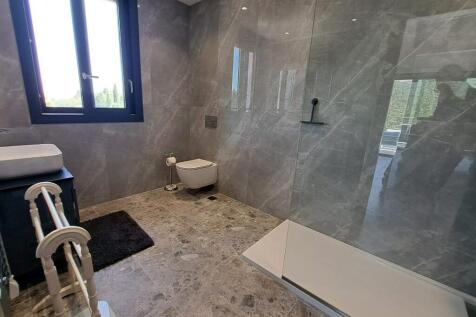 Main bedroom shower room