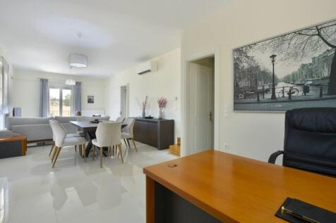 Dining to kitchen