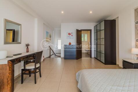 Main room to ensuite