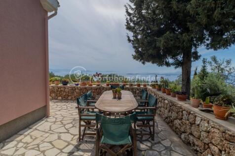 Cottage outdoor eating area