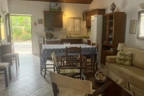 Entrance/kitchen.living room
