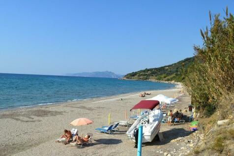 BEACH NEAR THE HOUSES