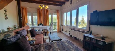 UPSTAIRS LIVING 