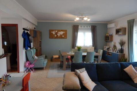 Sitting/dining room 