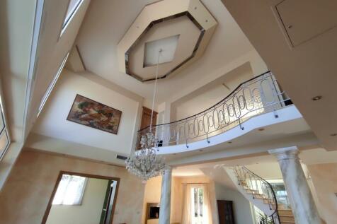 Ceiling main room