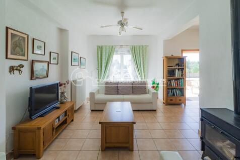 Sitting room to front