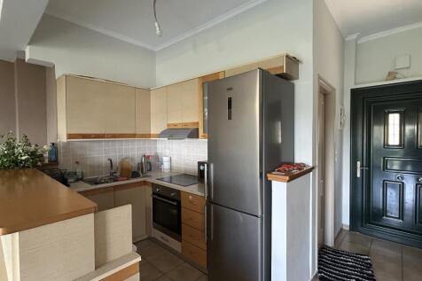 Kitchen to hallway