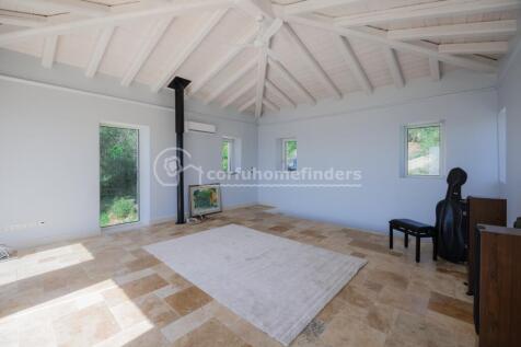 NH - Upstairs to staircase