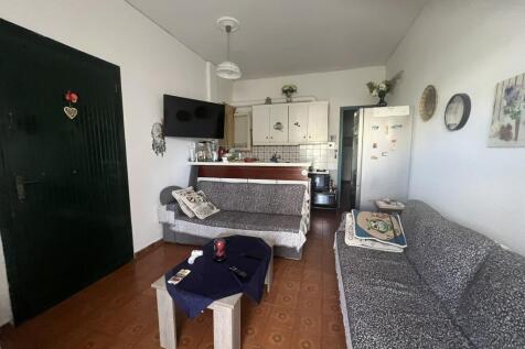 Living room/ kitchen